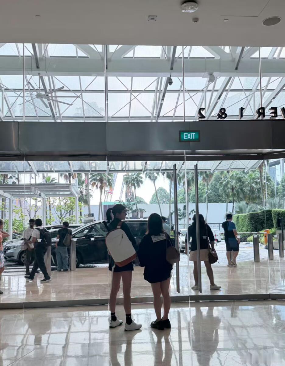 关晓彤在新加坡也打网球新加坡偶遇关晓彤出门打网球关晓彤戴着棒球帽，背着双肩包，看