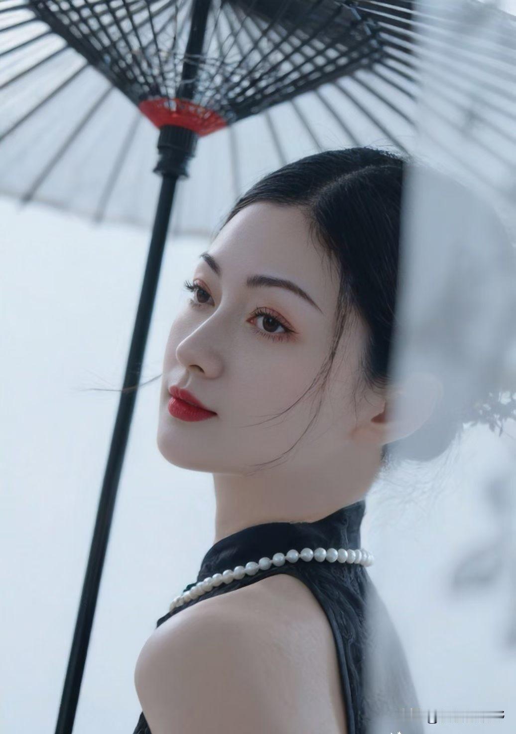 复古黑伞下的东方美人，优雅动人女人真正的气质是什么？ 女性怎么样才可以变的优雅，