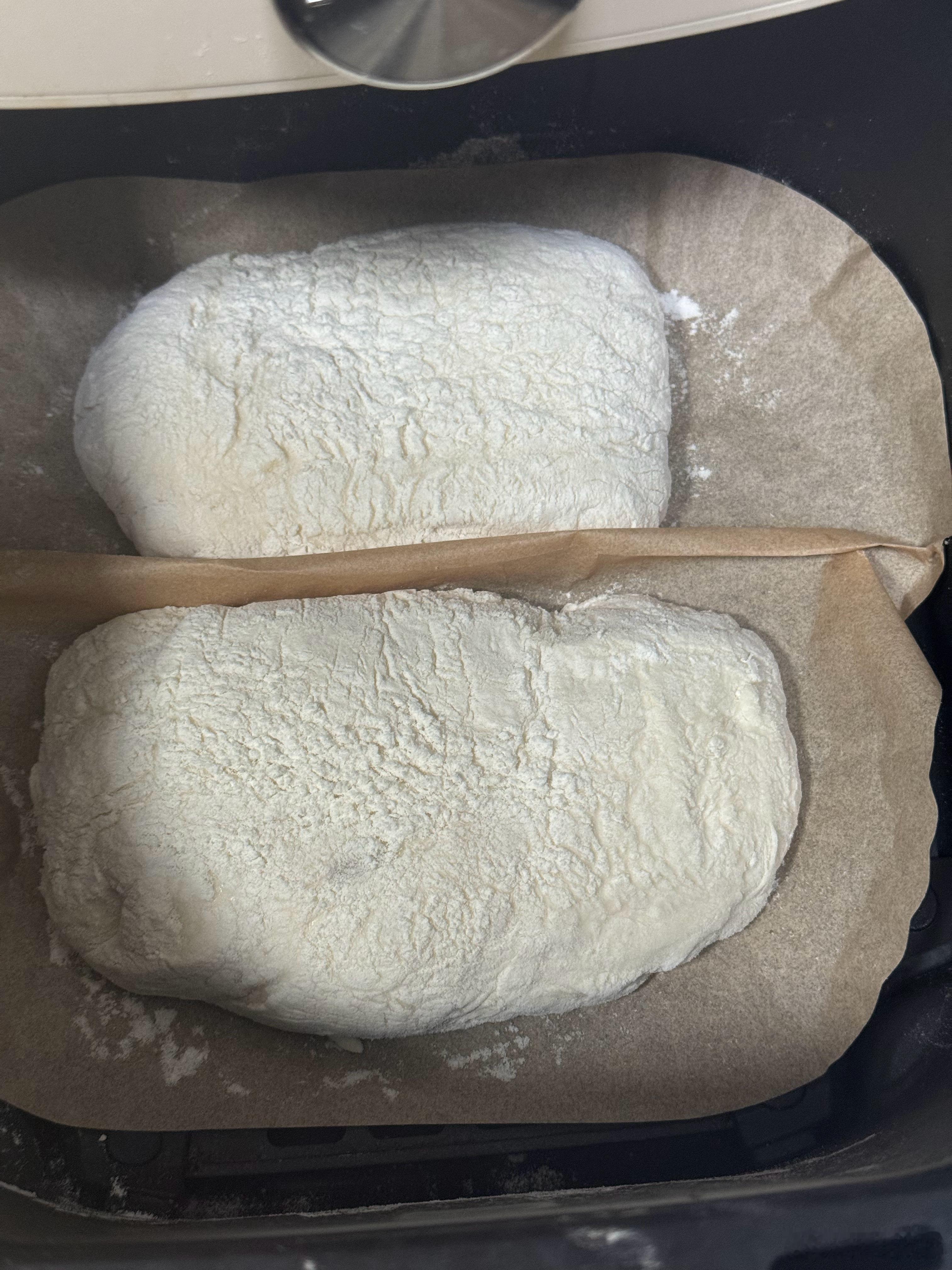 昨天忙活了一晚上做恰巴塔就为了今早上这一口！虽然无油无糖，这么配着吃还挺香的川川