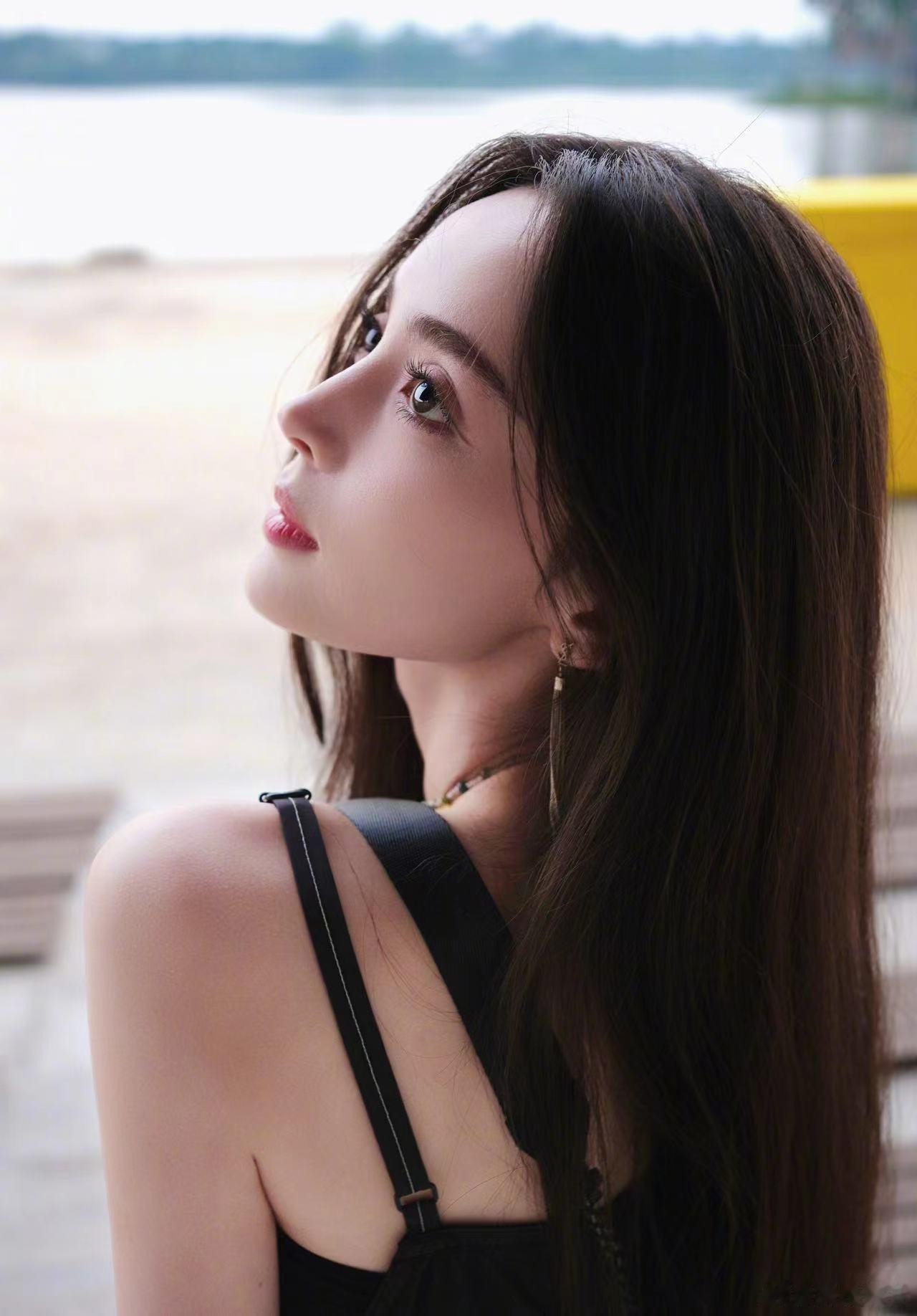 #丞磊拍的娜扎像GQ封面# 丞磊拍的娜扎就给人看上去的感觉很不一般哦～这拍摄手法
