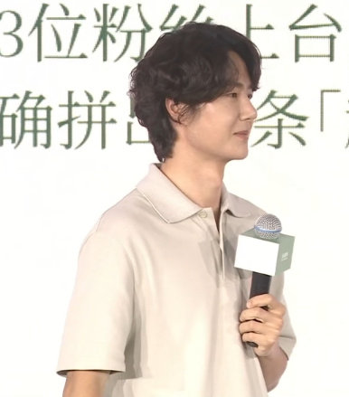 王一博翻牌还带从背面偷看的王一博嘿嘿一笑 万万没想到，翻牌还能有这种小操作。王一