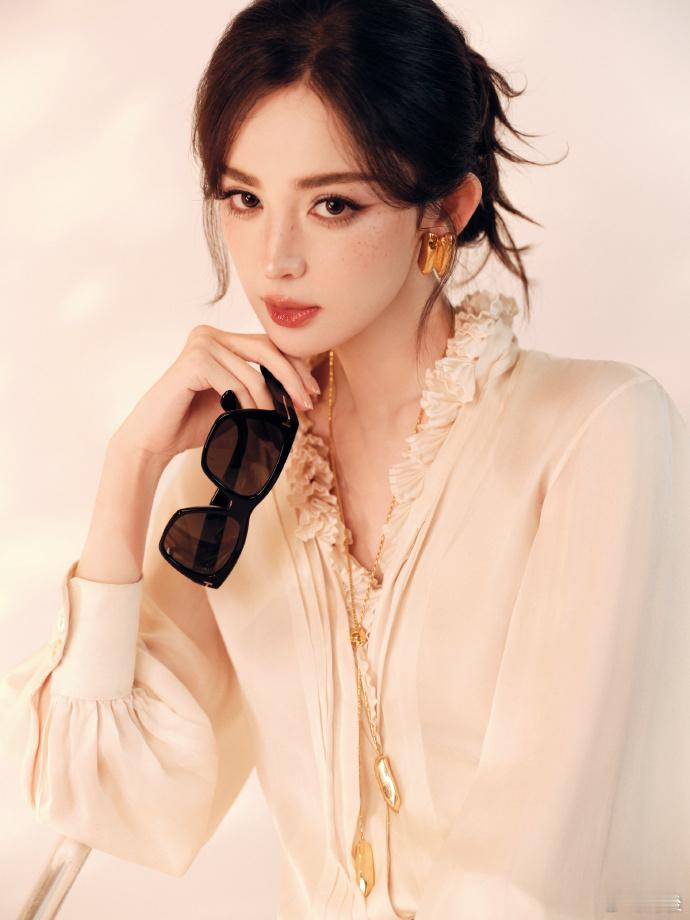 娜扎 这真是人类能长出来的脸吗 别人说"美女经不起镜头考验"，娜扎直接用生图打脸