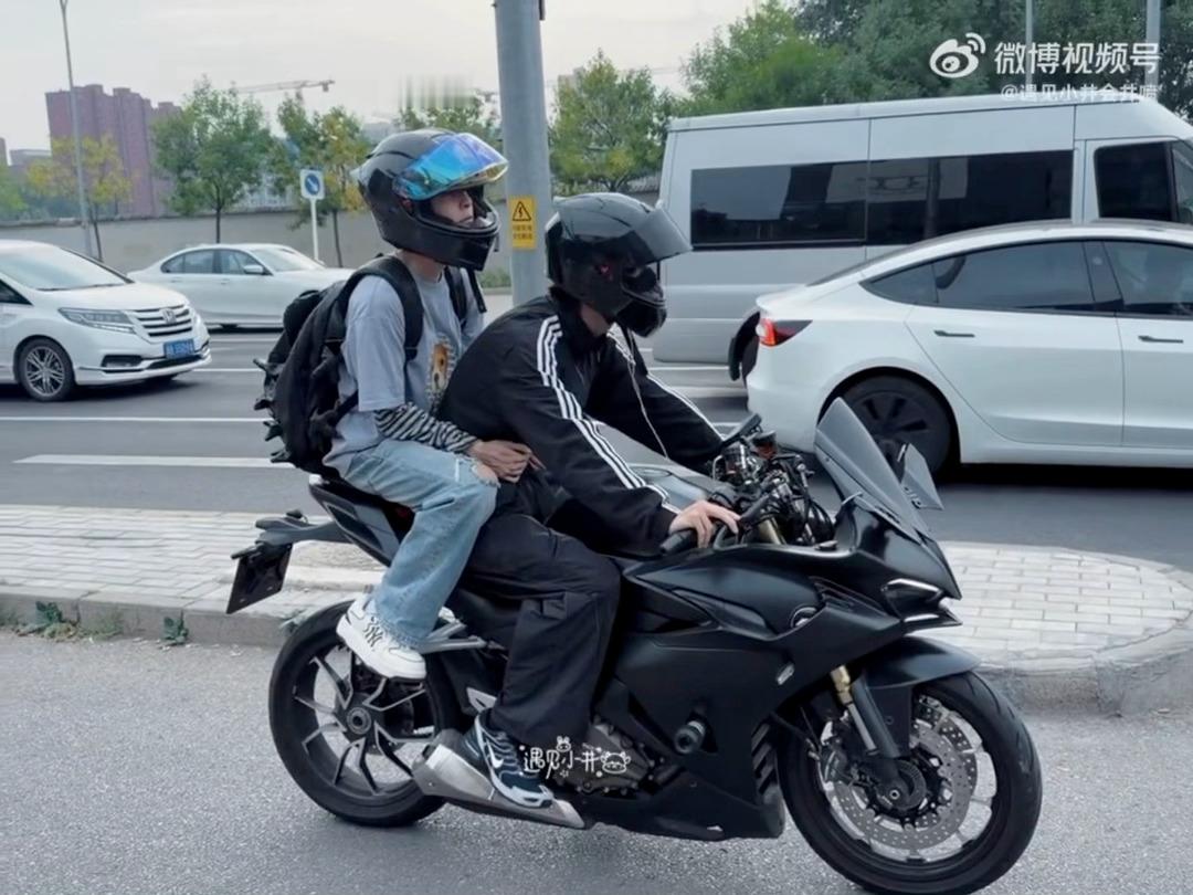闫睿豪骑摩托带管栎回家闫睿豪直接骑摩托载着管栎回家，晚风配摩托后座，氛围感直接拉