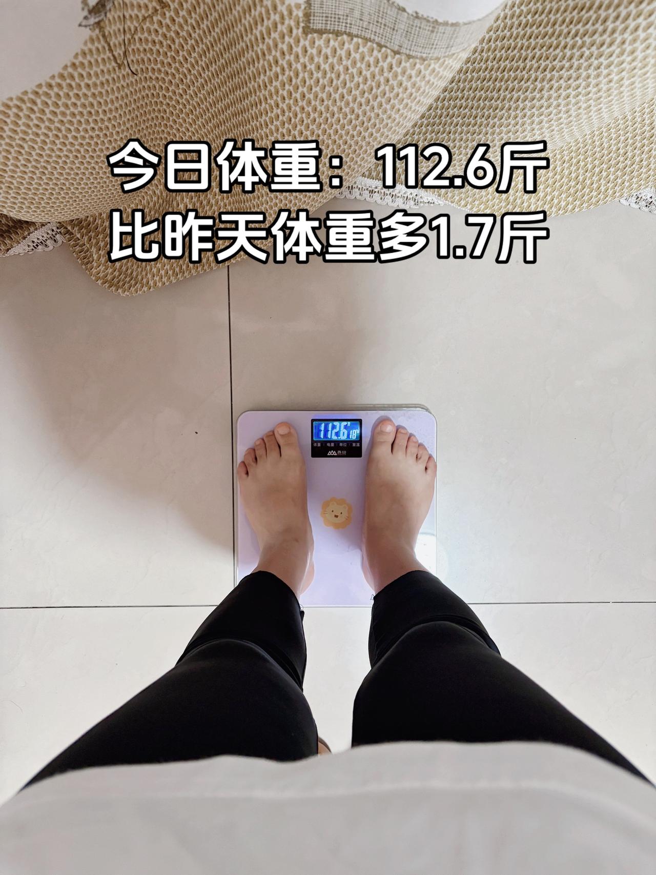 11月7日体重：112.6斤⬆️1.7斤
今日减脂早餐：土豆+鸡蛋+黑咖啡+番茄