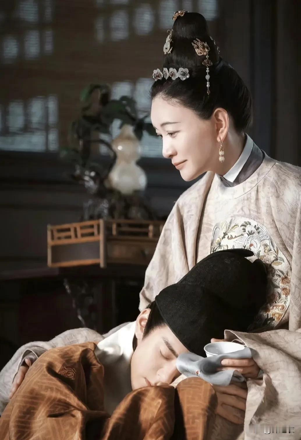 说实话，万贵妃被士大夫讨厌也是debuff叠满，宪宗独宠她不去雨露均沾＋为了她废