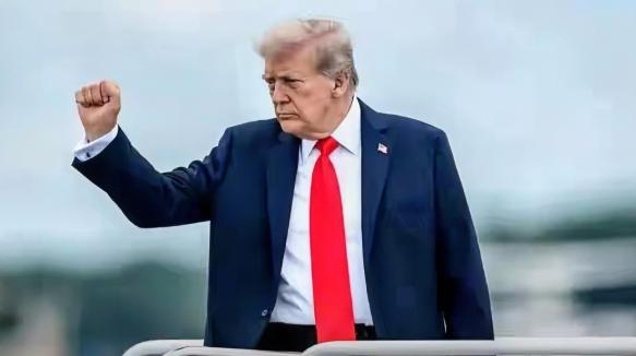 特朗普再次提出提高关税的政策，并扬言任何试图“耍手段”的国家都将面临更高关税，这