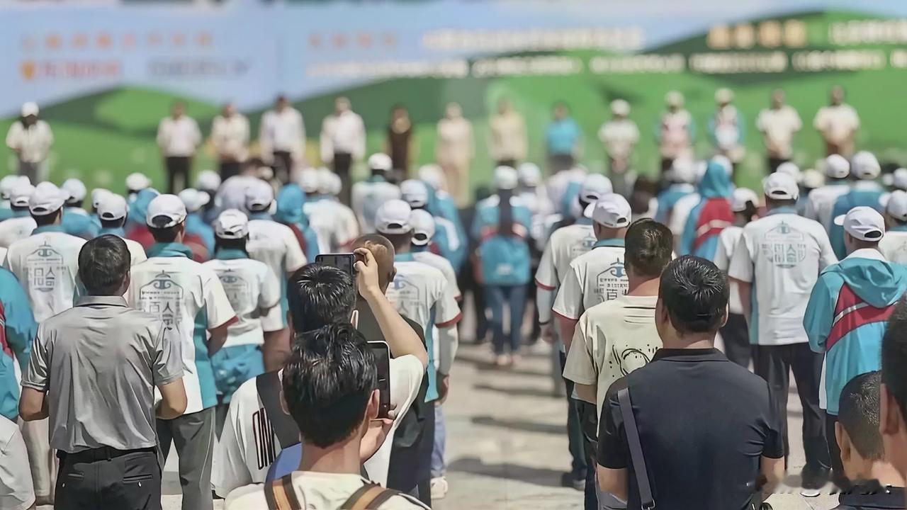 韩红基金会快速回应停捐被催捐
9月，四川一单亲妈妈发视频称，月捐几年没人理，停捐