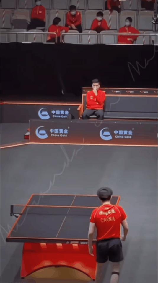 这就是传说中的少女的祈祷吗？
她当时应该内心也是非常紧张的吧，
忐忑到坐不下，只