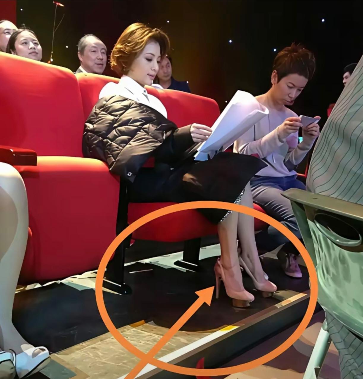 8000块的红底鞋，踩碎的是你我3个月的工资单！
创始人当年随手抓红色指甲油刷鞋