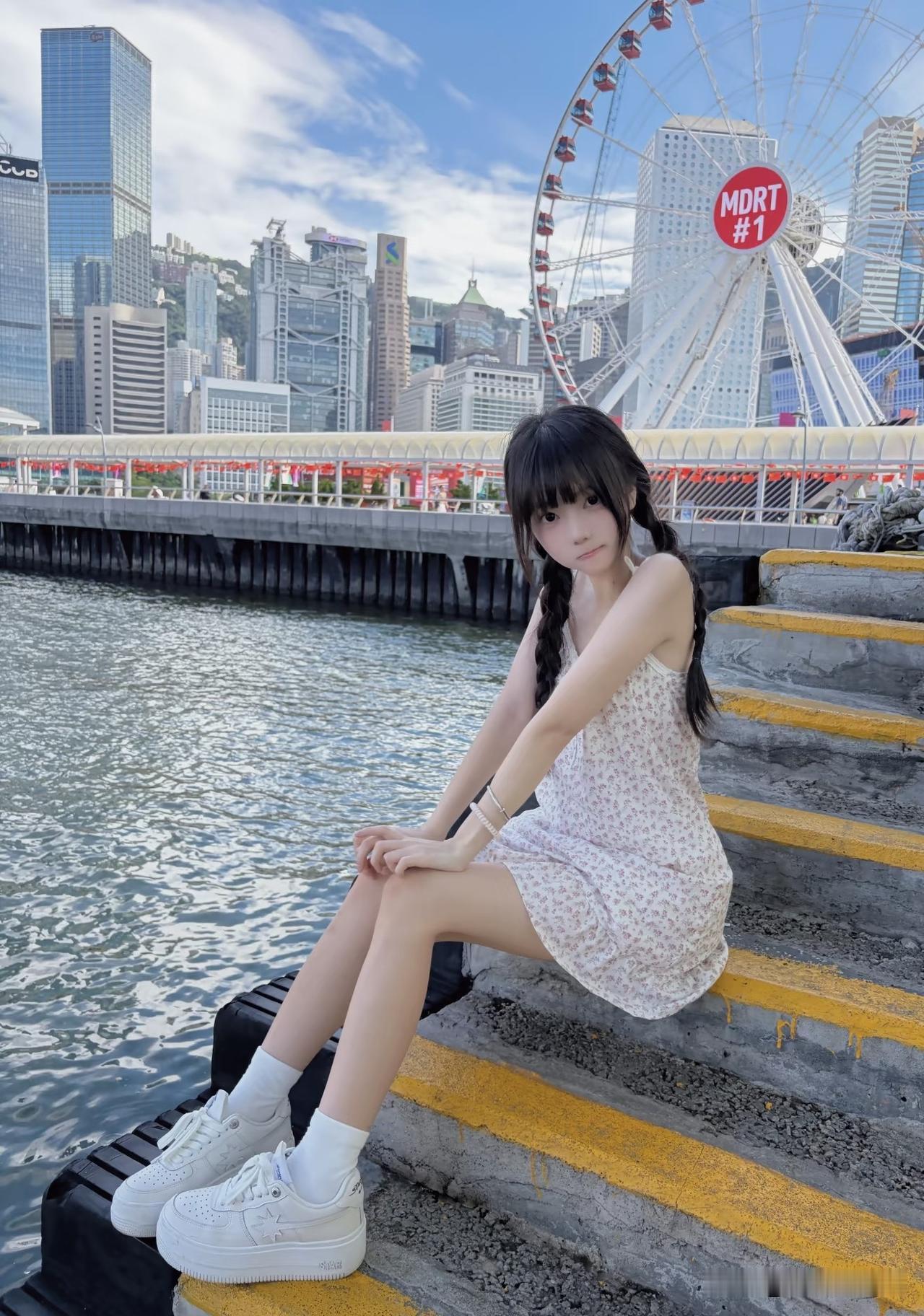在摩天轮旁，感受都市的繁华与宁静