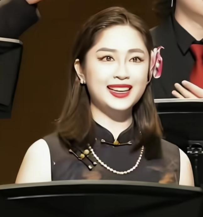 被她刷屏了！
熬来熬去的，我感觉熬不过去了！
满屏都是她。
长了一张国泰民安脸，