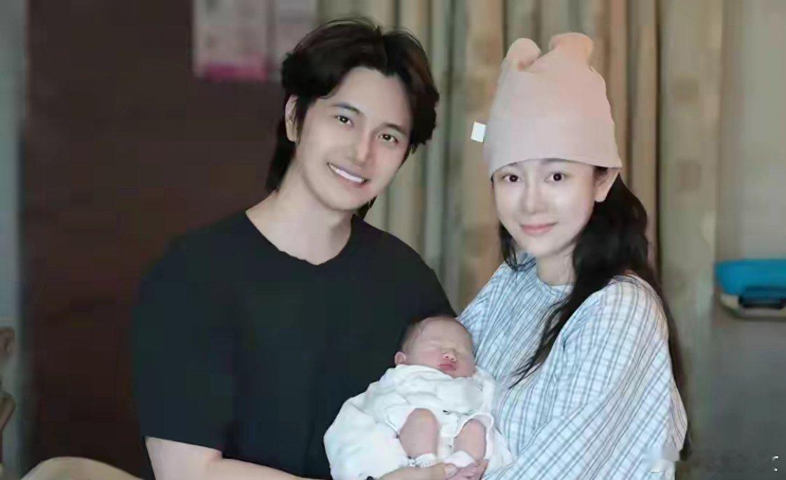 张檬带4个月大儿子坐飞机张檬儿子才4个多月就开始坐飞机了，而且她儿子简直是天使宝