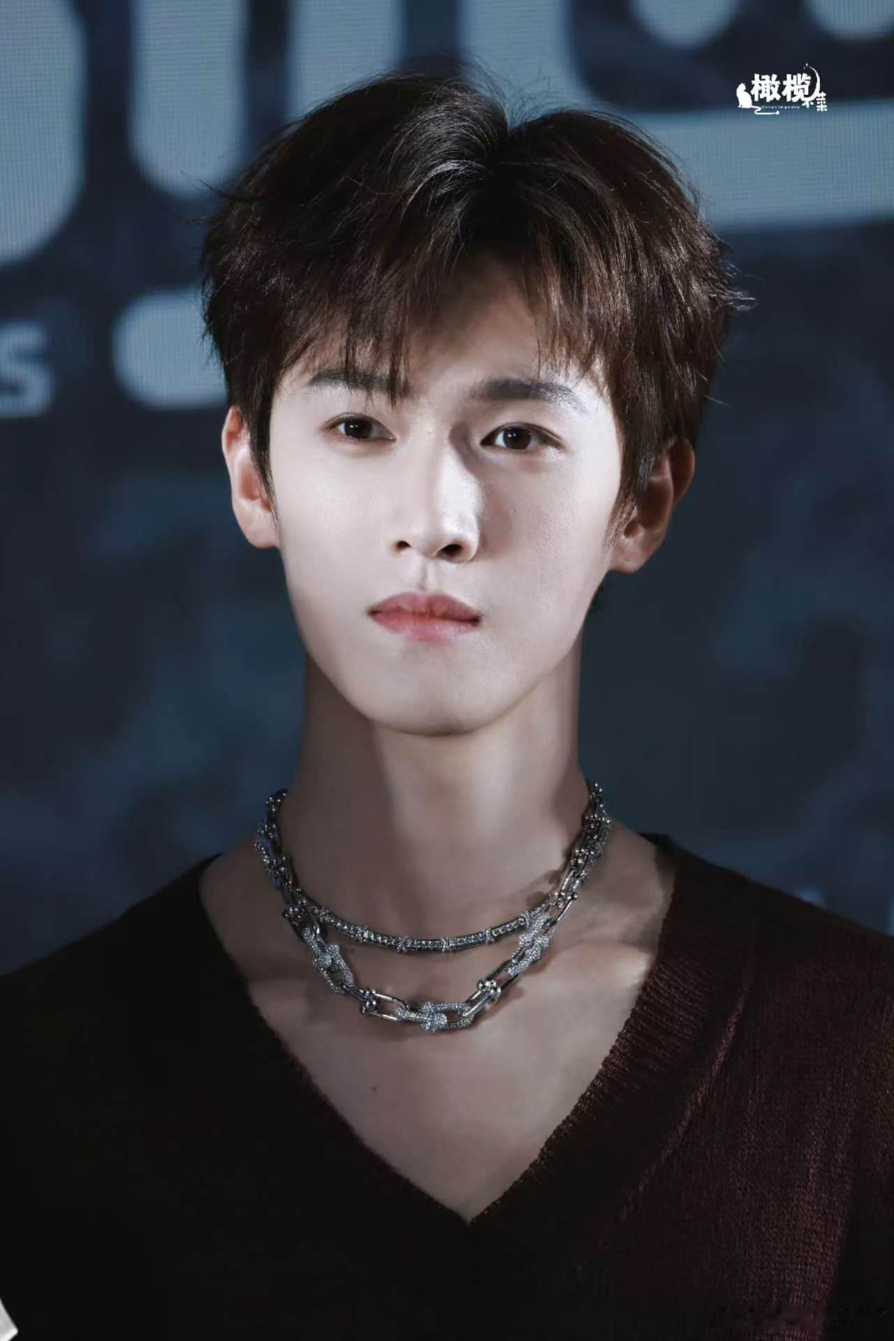 李昀锐这衣服谁选的李昀锐你穿薄纱是什么意思李昀锐这身薄纱把"清爽"和"撩"平衡得