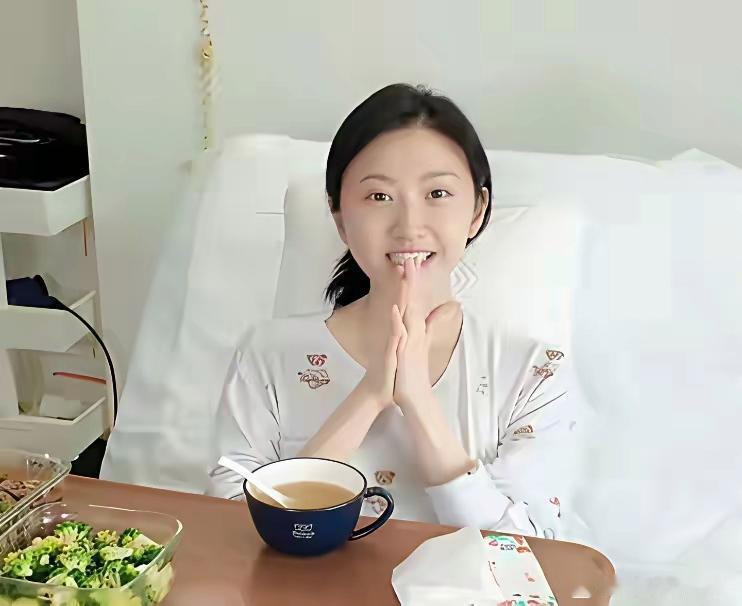 孙宇晨起诉景甜妈呀，这竟然是景甜，一点都认不出来。看看素颜出门的景甜也不敢大方视