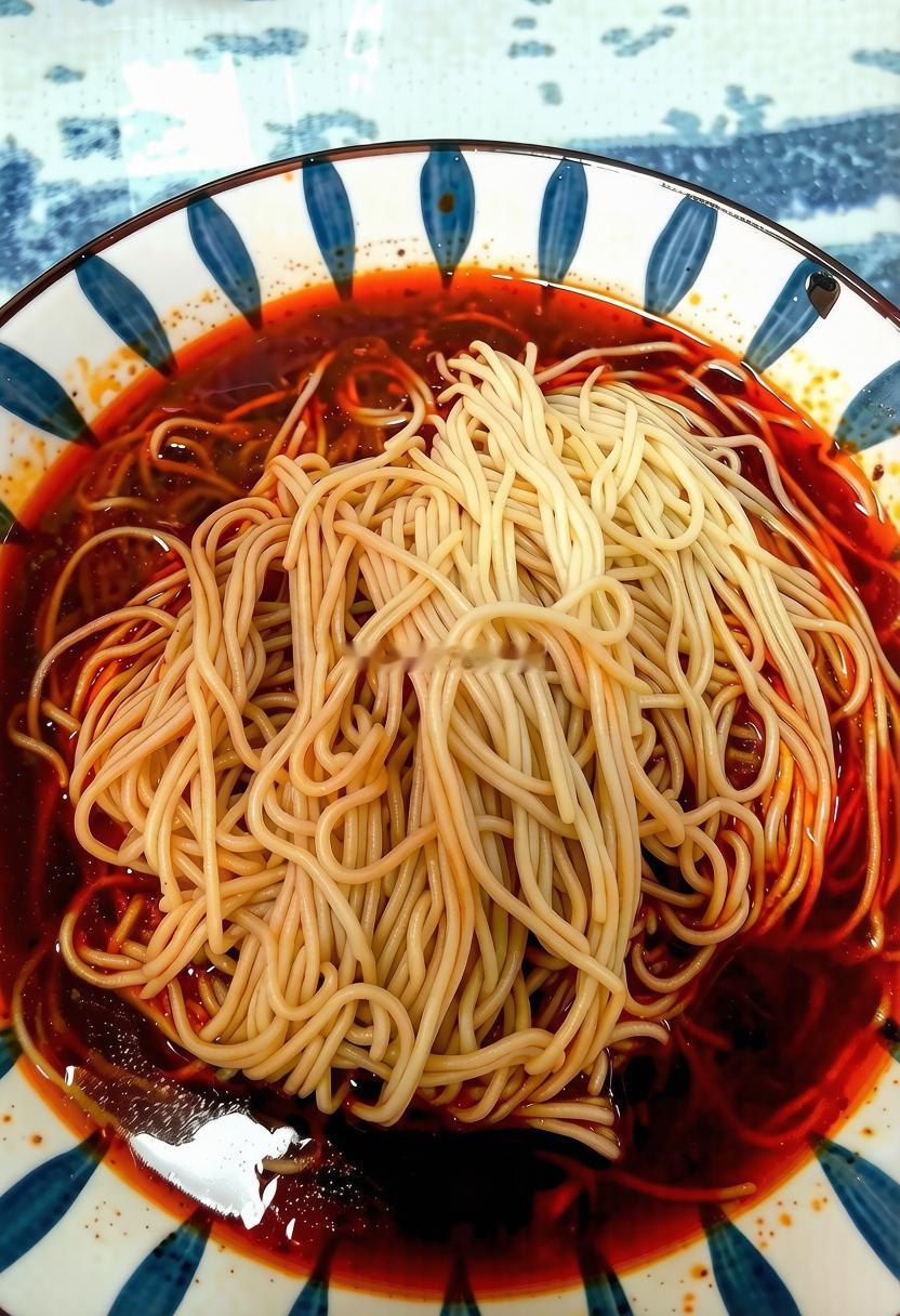 早餐：红油汤面+凉拌百页丝。简简单单，又是一餐。碳水的快乐。生活手记[超话]生活