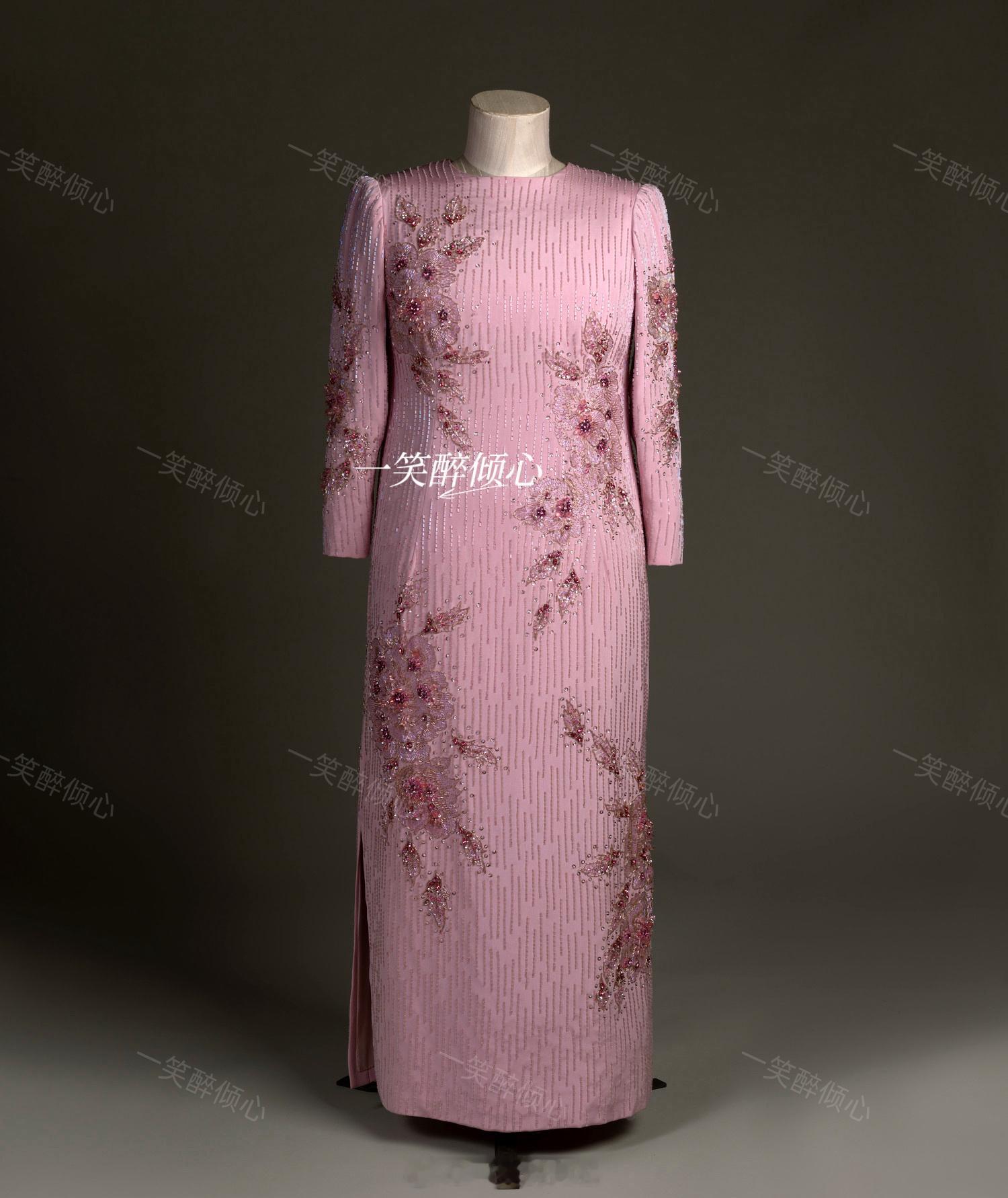 英国王室[超话]  1986年10月13日，伊丽莎白二世女王的粉色晚礼服是由服装