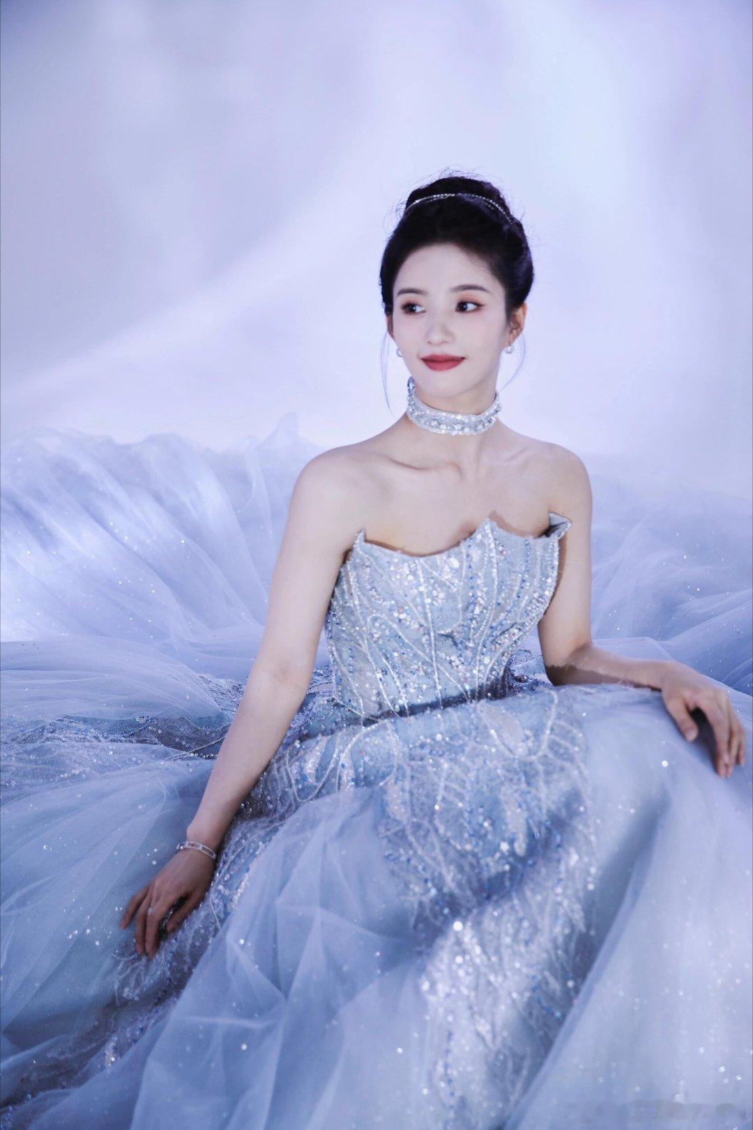 #刘些宁[超话]# Blue ～～💙这组照片我挺喜欢，很美的呢，蓝色💙冰山美