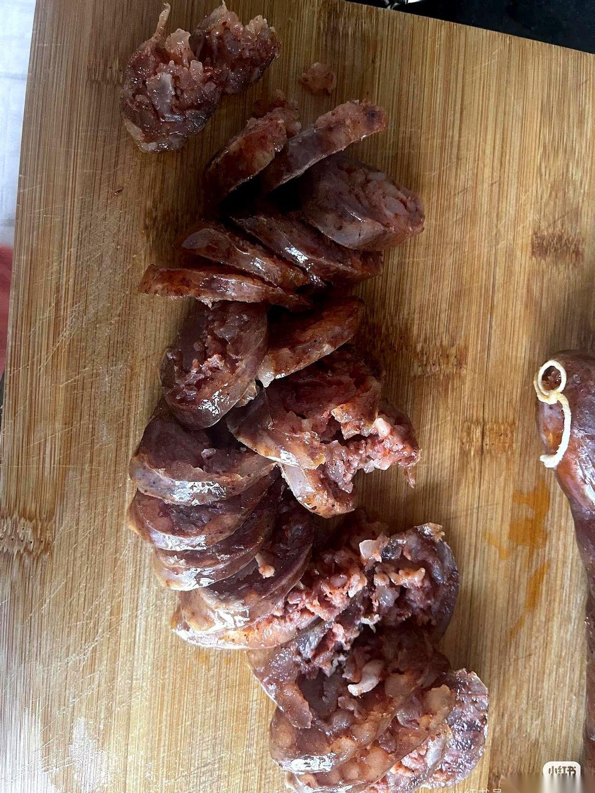 刀一落，心就碎了。
忙活了大半天，晒了整整七天太阳的香肠，
成了一盘肉末。
我就