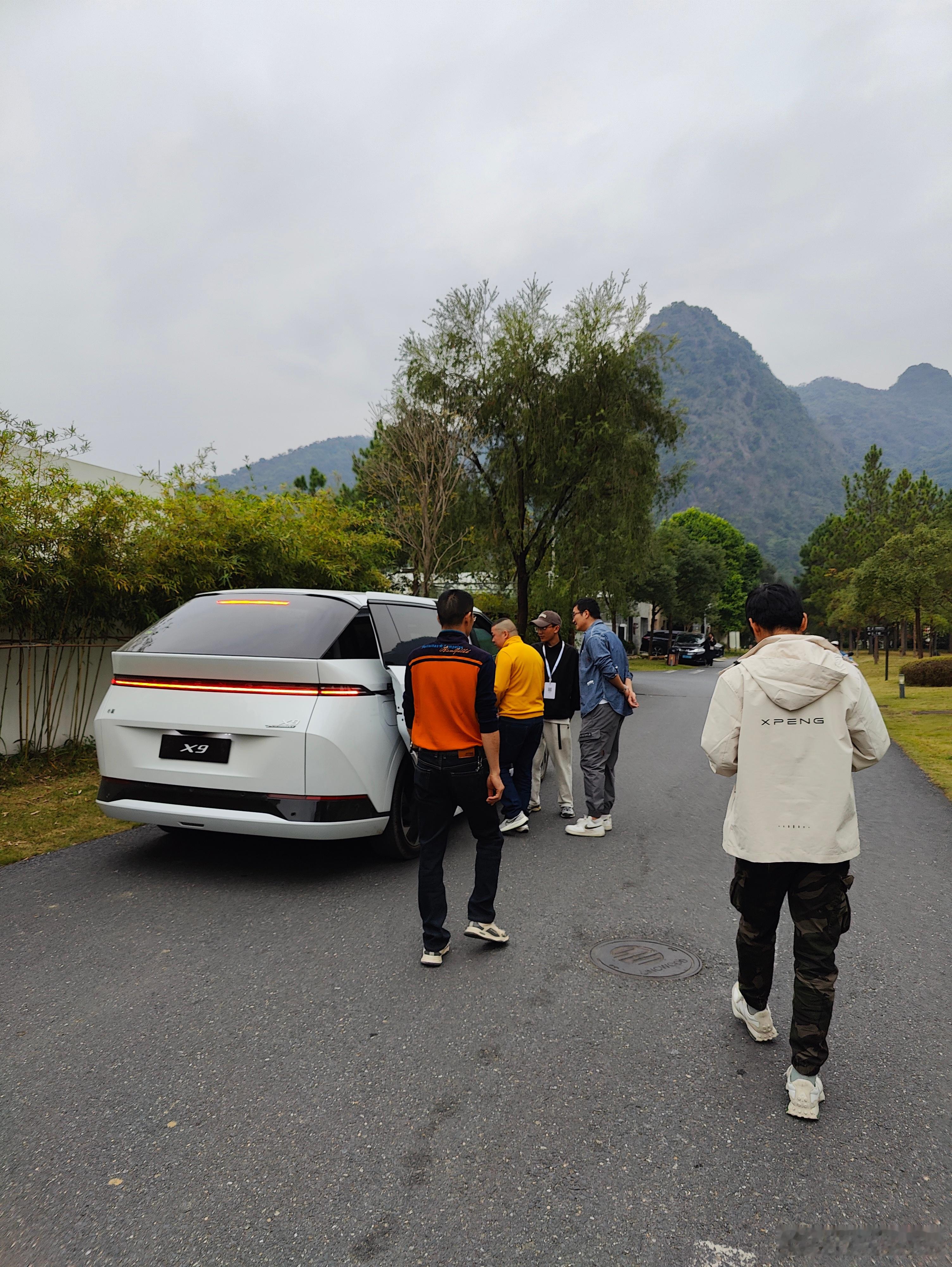 跟聊MPV，悟出一个道理，就是土地关系对MPV的需求影响很大大城市房价贵，买MP