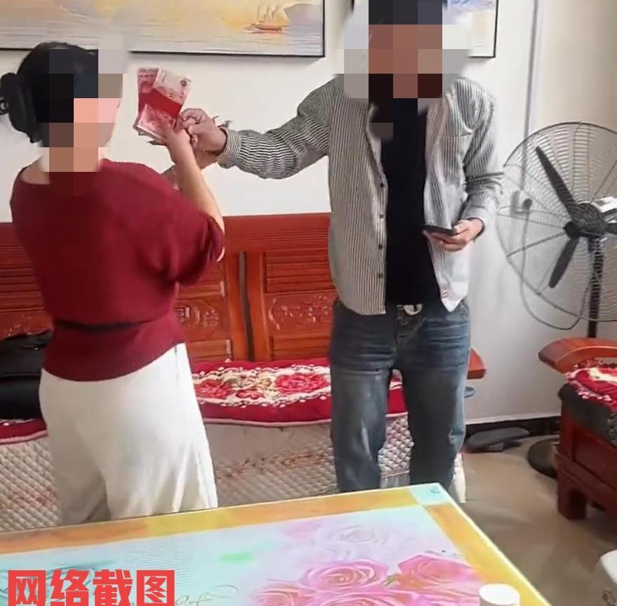 河南有新人在这个假期结婚。

这里新郎姐姐一家来参加弟弟婚礼，并随礼六万元，这里
