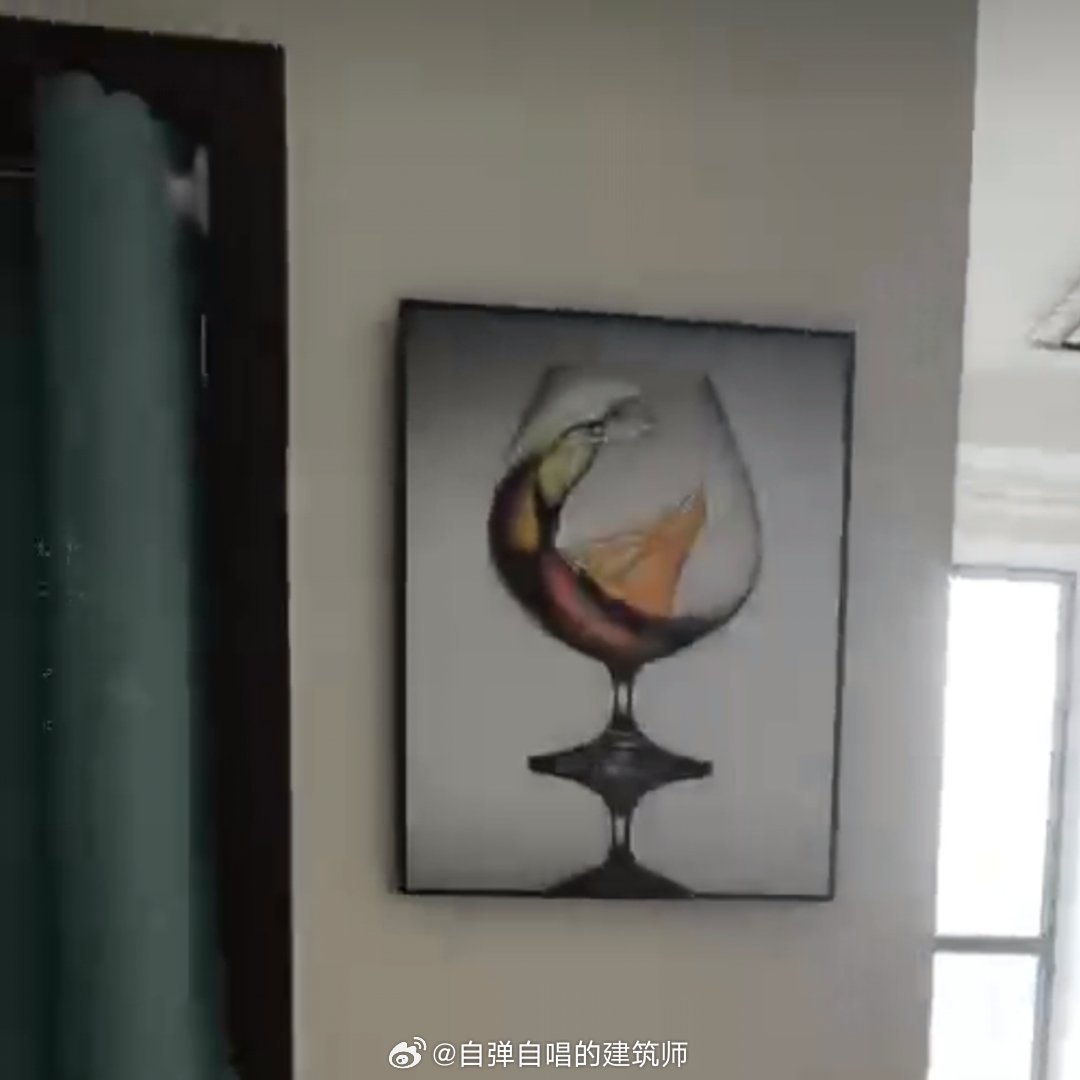 这是一位让我看风水的客户家里的布置，我特意视频截屏下来。这种灯造型怪异的灯具，和
