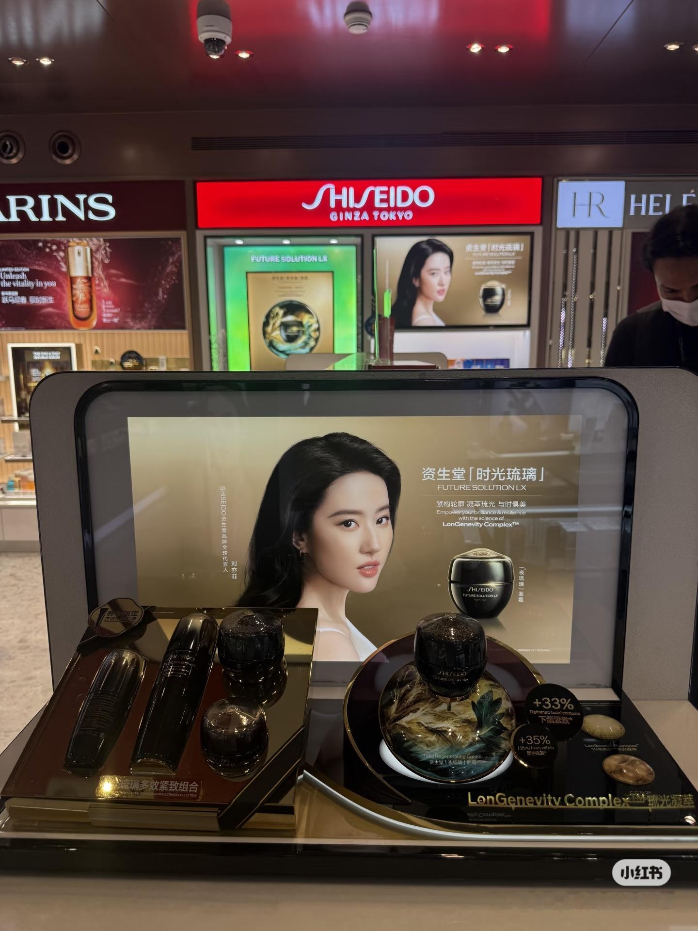 网友在泰国偶遇刘亦菲资生堂广告 