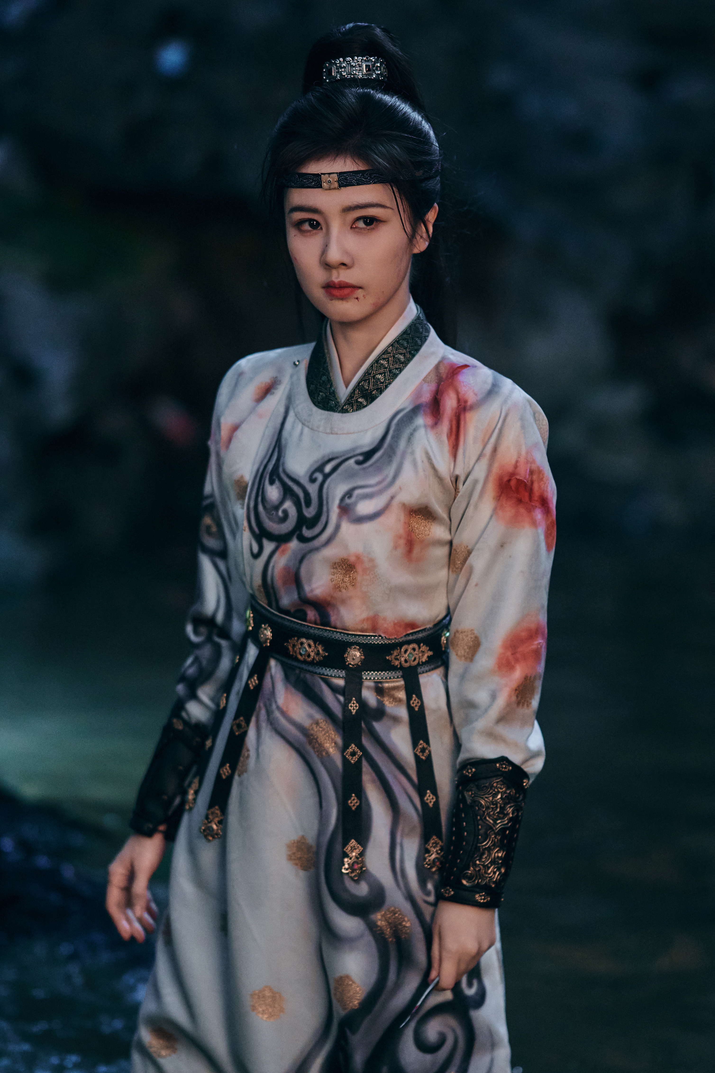 失望从来都不是铺陈漫长，往往只在一瞬间溃不成军。这一刻白鹿演的李佩仪才终于看清，