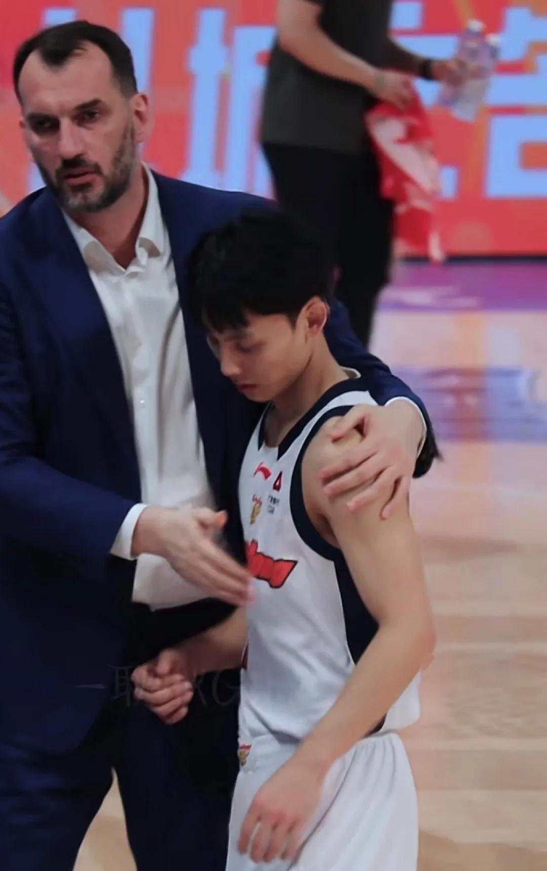 徐杰请假国家队短训营，准备到美国特训，提高全方位的自我，郭士强也非常认可，有这种