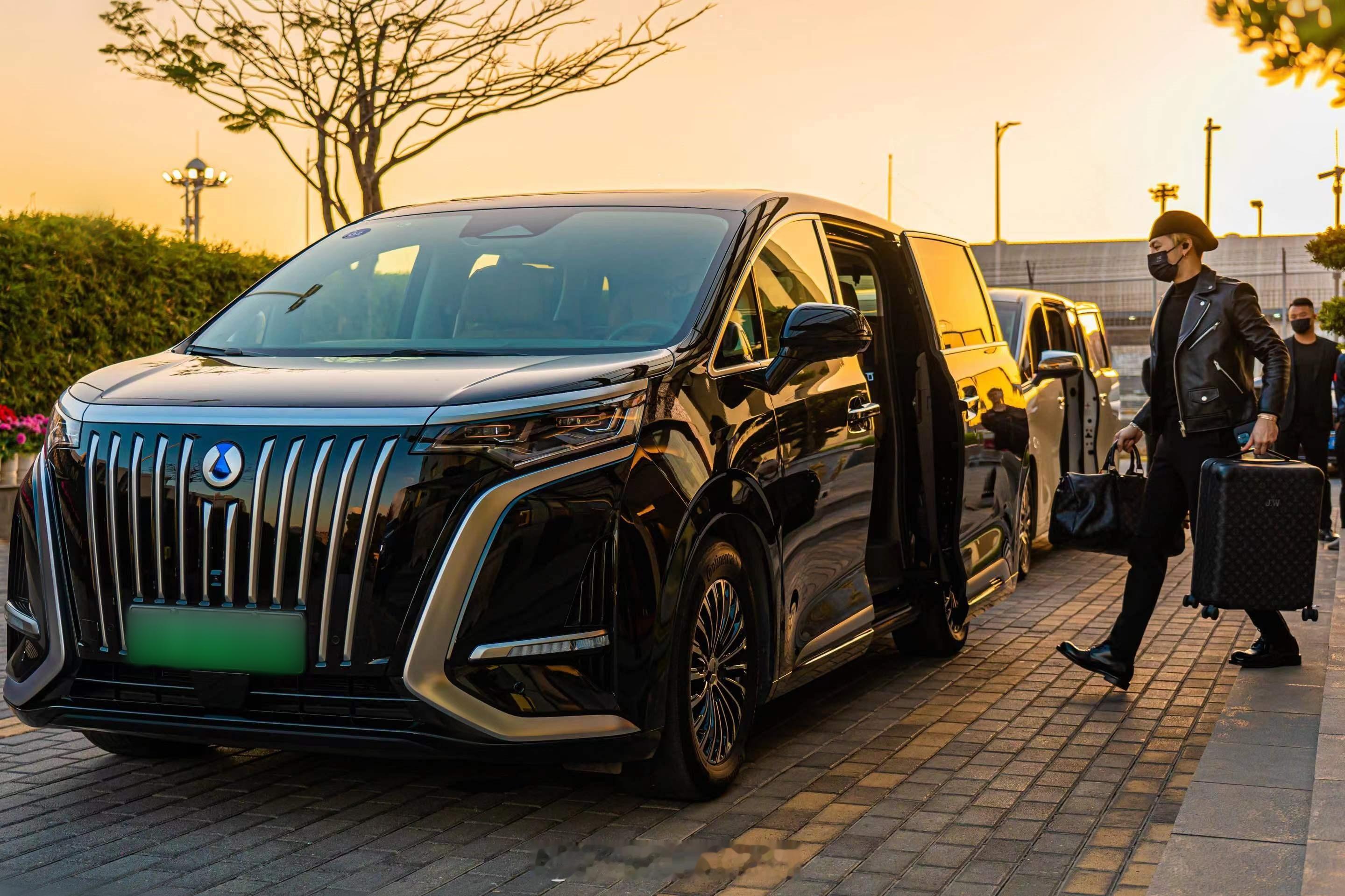 以前在粤港澳，#像明星一样出行#的用车选择是埃尔法（Alphard），一传十十传