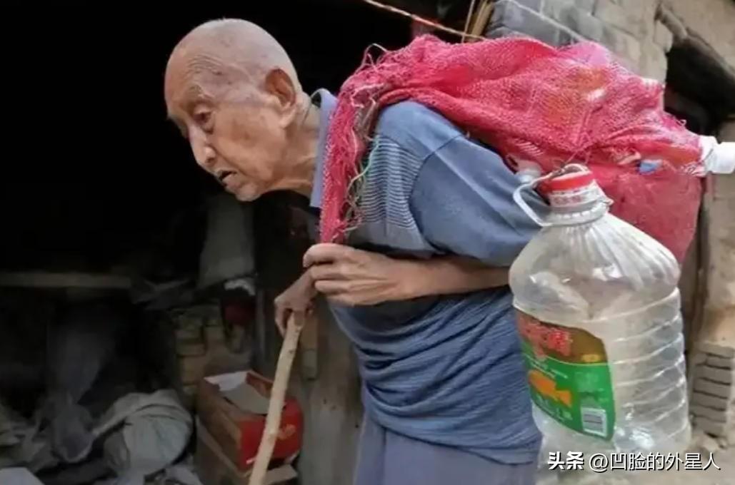 他当年抱着炸药包冲向日军坦克时连眼皮都未曾眨动，现在却在派出所抖动着双臂，哭得像