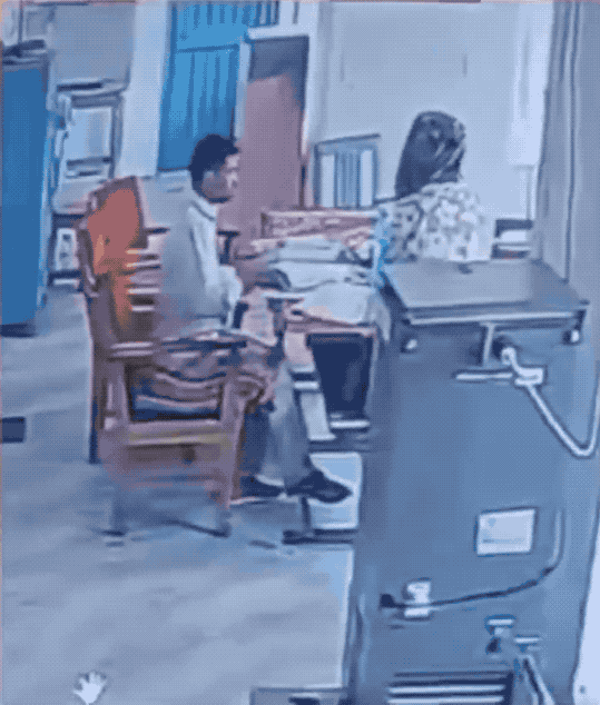 监控下的丑恶一幕：印度男教师公开乱摸性骚扰女学生！在印度中央邦塞奥尼区巴哈利村，