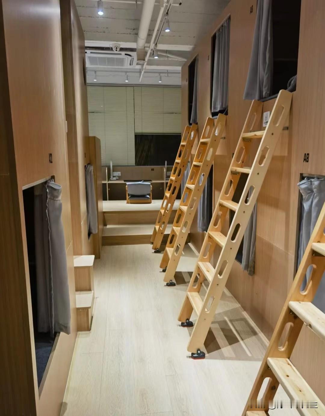 听朋友闺蜜说，要看书自习不要到公共图书馆，要到专门的自习室。
于是，我就尝试了一