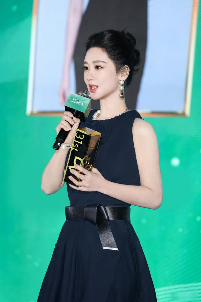 杨紫好适合大光明造型  这个造型真的是很漂亮了，期待杨紫白玉兰~~ 