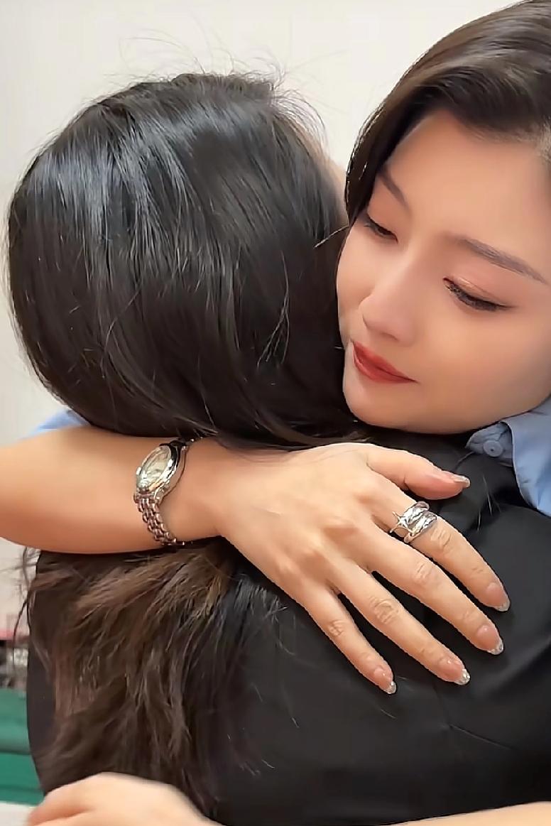 婚姻中谁最可怜？
杨小曼的这段话太扎心。
婚姻中谁最可怜？是妈妈。
小的时候妈妈