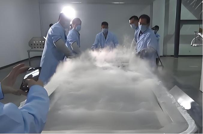全球首例被冻了几十年的人解冻时，打开液氮罐的瞬间，在场的人都吓了一跳——那场面实