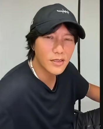 陈坤直播自曝生病暴瘦10斤


陈坤素颜憔悴却心态豁达！法拉利老了仍是法拉利，心