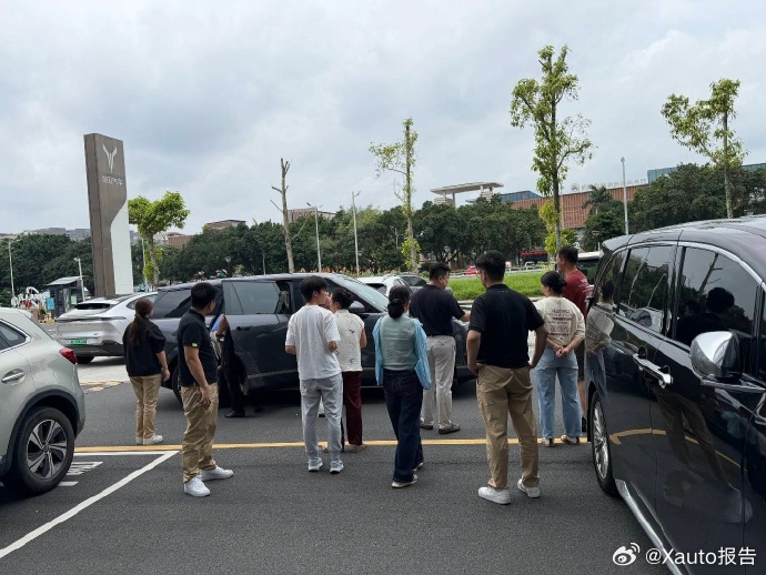 小鹏GX门店人气高涨小鹏GX上市后门店客流火爆，不少家庭结伴到店体验车辆空间与性