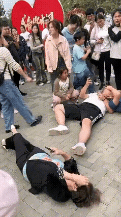 都躺在地上，这架还要不要打？真喜庆，一群人（双方）在剑拔弩张的状态下还能幽默的演