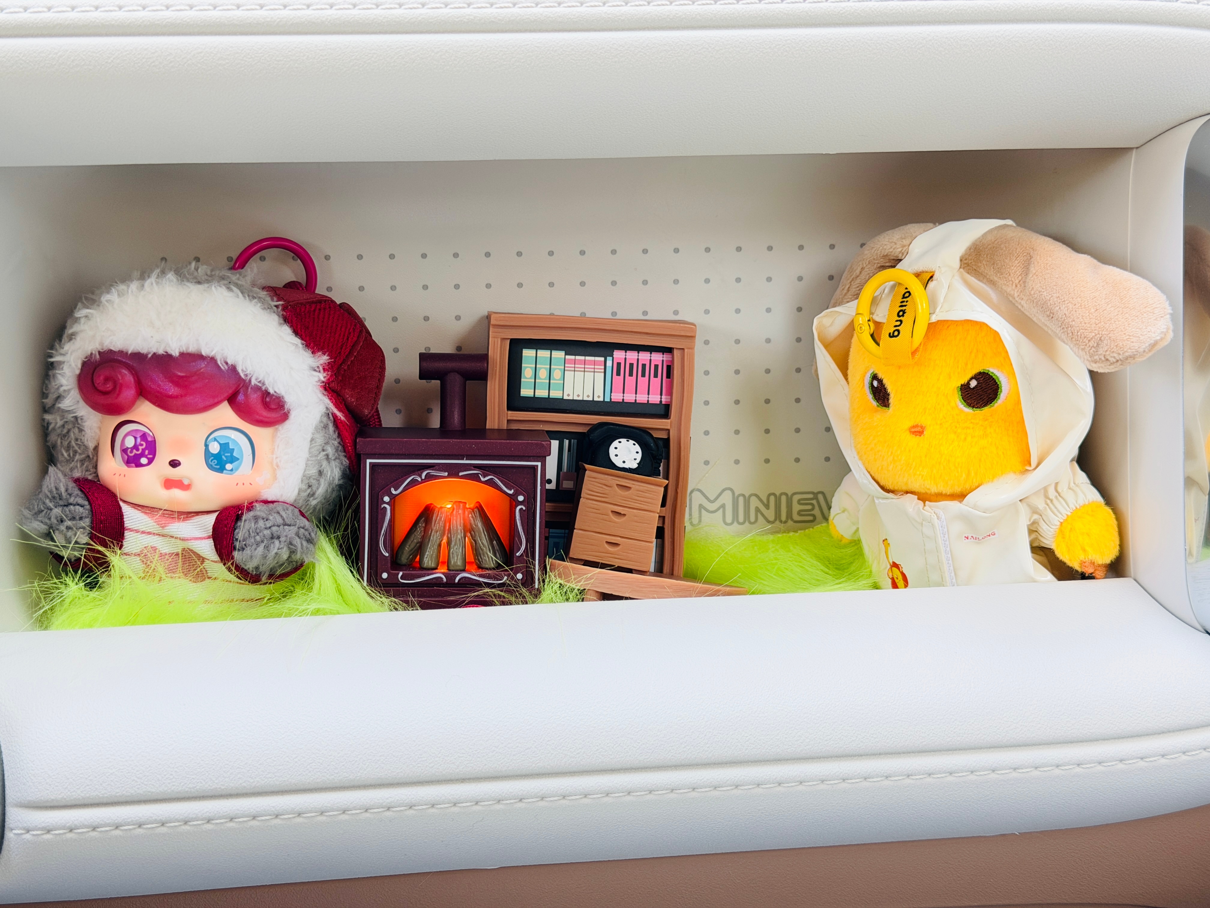 谁能拒绝颜值又高、细节设计拉满的第五代宏光MINIEV  看看我的奶龙副驾是不是