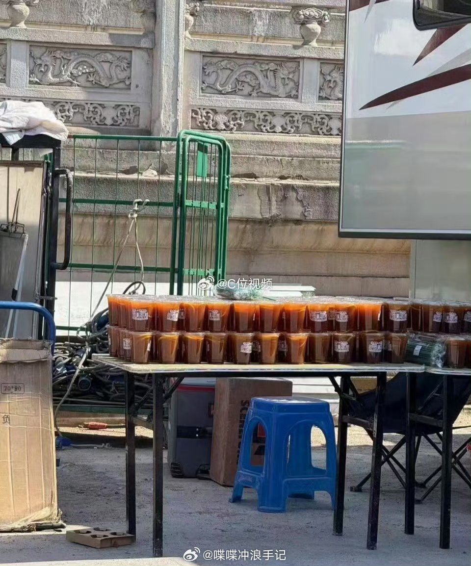 张凌赫请逐玉剧组喝柠檬茶张凌赫又请客逐玉剧组了 ​张凌赫真的我哭死 ​​​