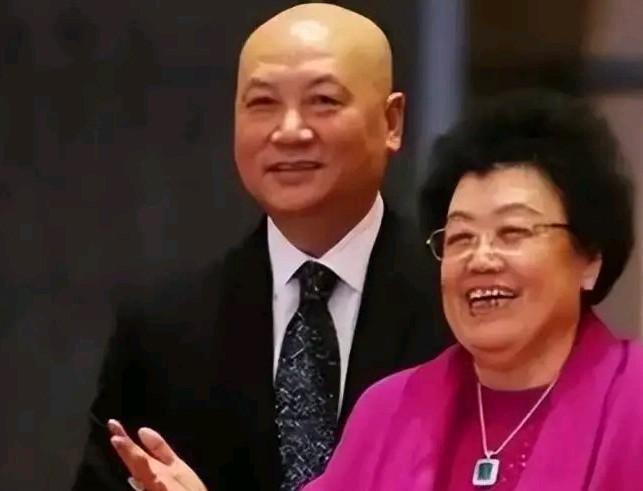 迟重瑞此刻的心情一定是很沉痛的，结婚几十年陪伴了半辈子的陈丽华就这么突然走了，此