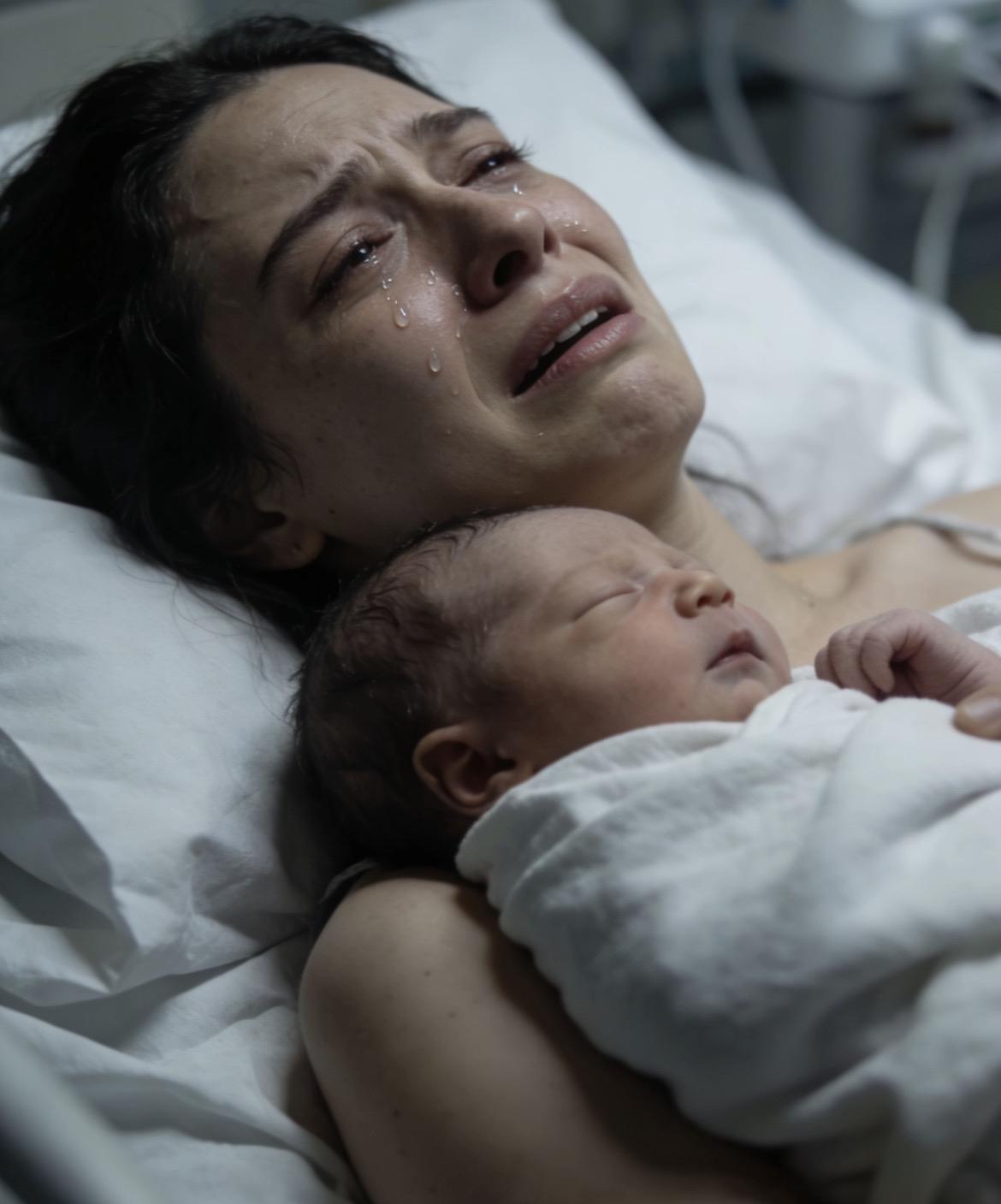 真的看哭了，人生最残忍的事莫过于此。
一位妈妈刚在医院生下宝宝，满心期待和丈夫迎