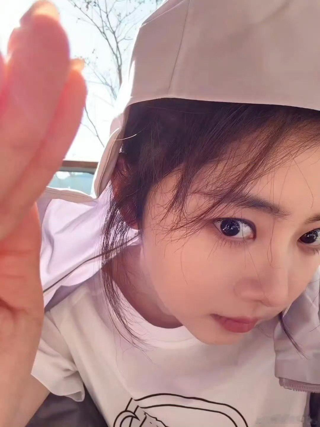 谭松韵晒怼脸自拍照谭松韵拍了拍脸并说怼一下谭松韵晒怼脸自拍照，随意的发丝更添几分