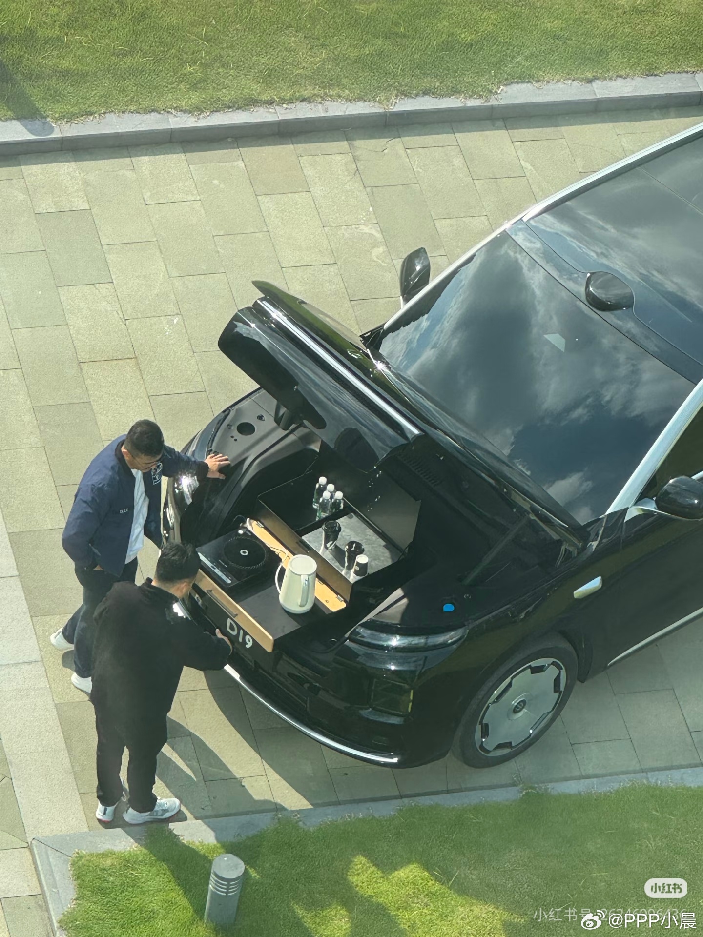 零跑d19 这前备箱够大，很可能会比乐道L90还大甚至还有220V电源接口有点意