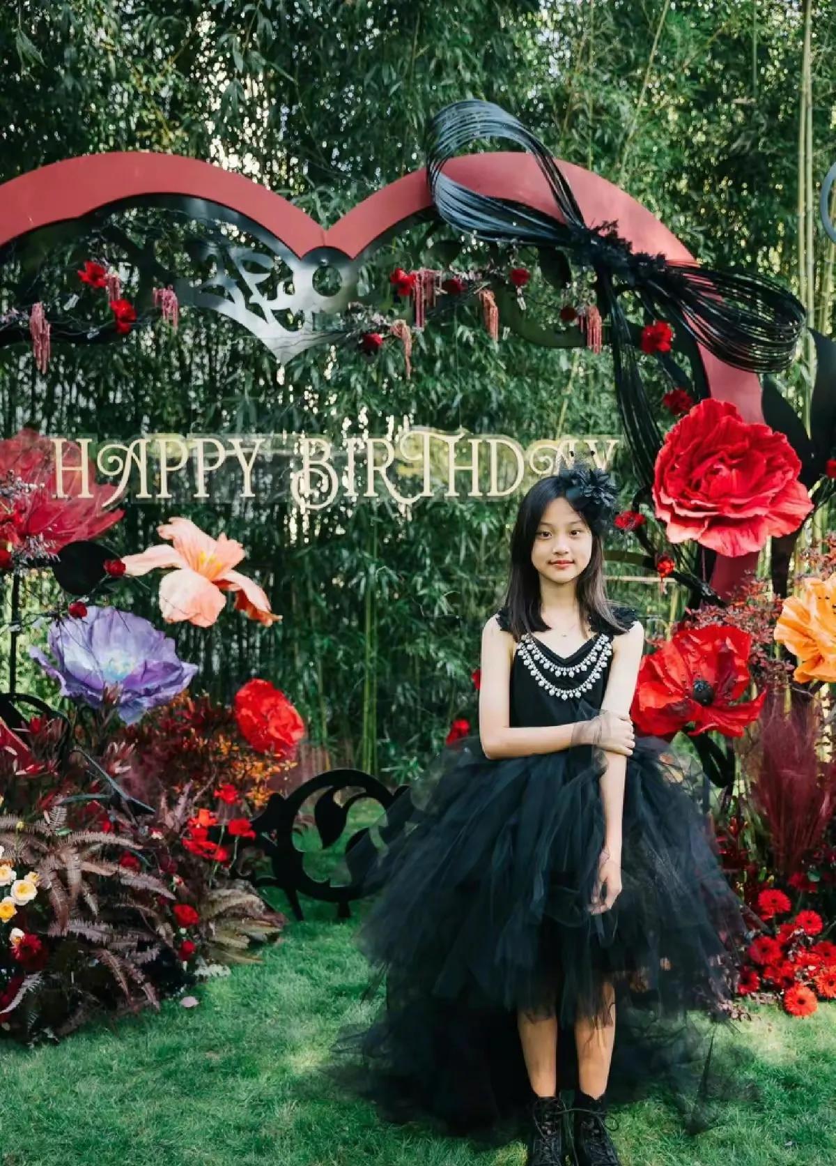 甜馨11岁啦，穿黑色纱裙庆生，还画了淡妆好美呀！
甜馨生日会，嗯哼也到了，还送上