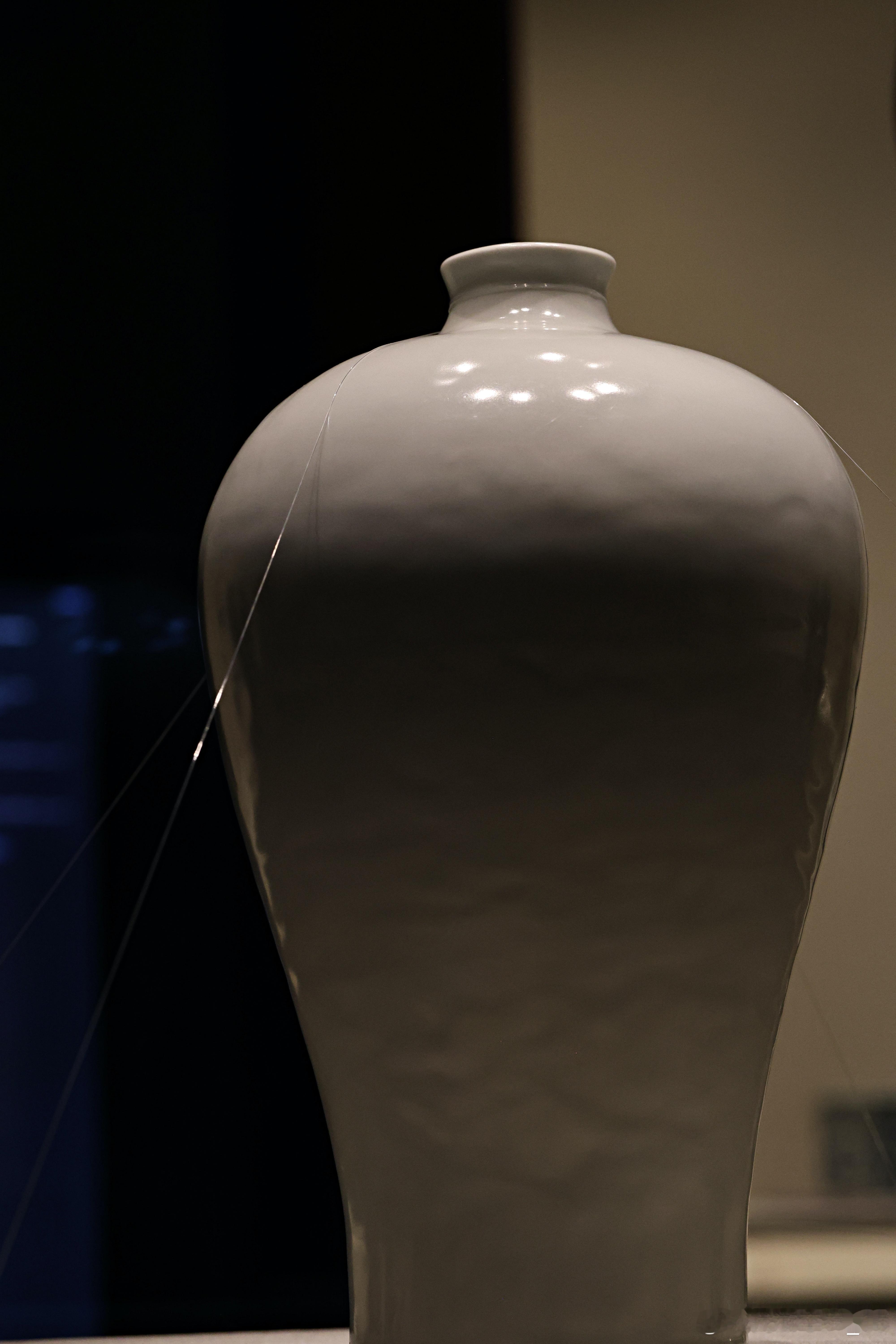 甜白釉梅瓶明 （公元1368-1644年）天津博物馆藏瓶高34.5厘米，口径5.