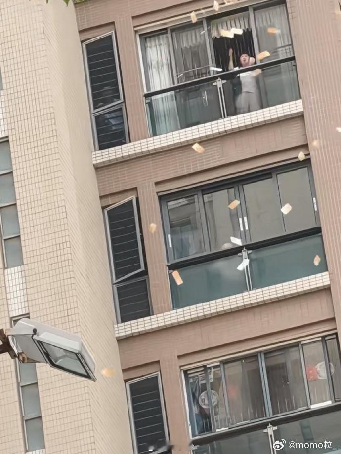 小区有人疑往窗外撒100多万港币 撒了20分钟？100多万港币？我就算撒家里卫生