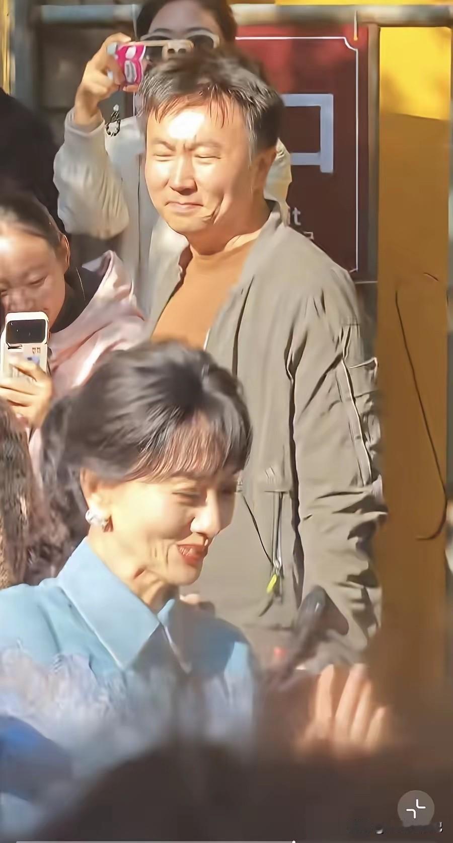 这个小伙子什么意思吗？看到雅芝姐都不拍照片。