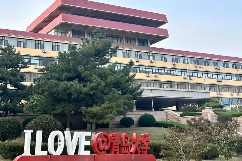 大学保安被活活热死！谁该承担责任？

青岛大学宿舍管理员的工作场所，用网友的描述