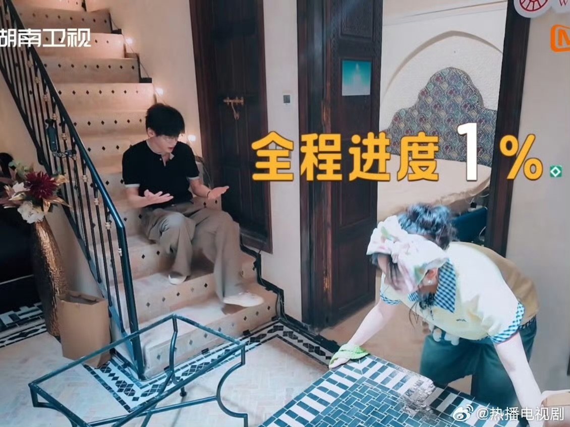 沈月翟潇闻抬桌子没有一秒不好笑 两人被桌子“拿捏”的样子太真实，这波是中餐厅 打